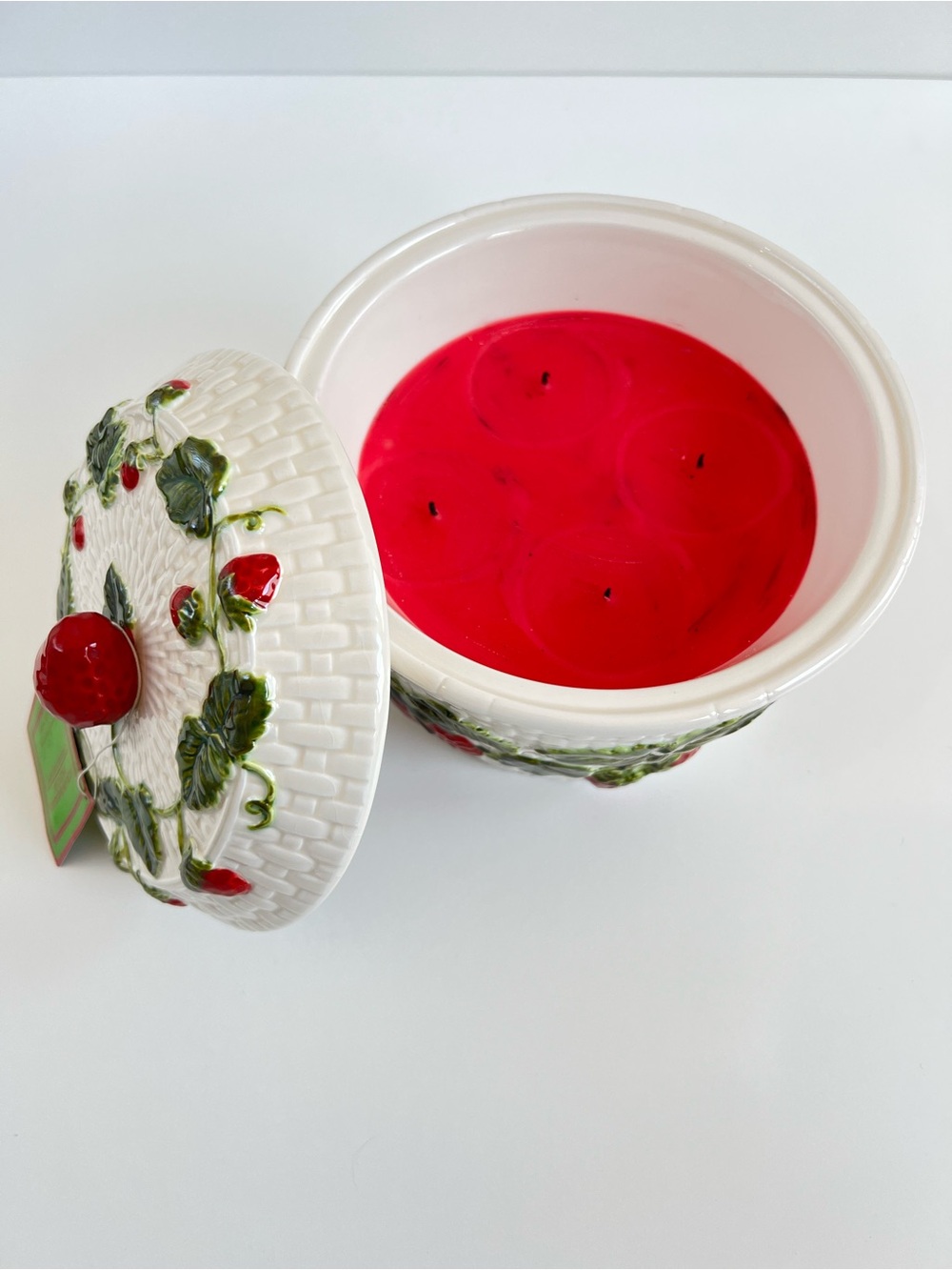 White Barn Bath And Body Works Strawberry Candle In Basket Jar Cottage Fairy - Picture 4 of 12